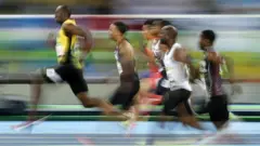 O velocista jamaicano Usain Bolt à frente dos seus concorrentes, durante uma competição esportiva