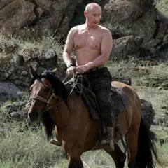 Vladimir Putin em cavalo na Sibéria em 2009