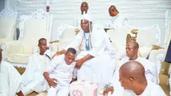 Sunday Igboho ninu aafin Ile Ife lasiko abẹwo lọjọ Abamẹta to kọja, Igboho joko si ẹsẹ Ooni ti awọn mejeji si wọ aṣọ funfun