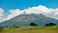 माऊंट तारानाकी हा डोंगर पवित्र मानला जातो. स्थानिक माओरी लोकं त्याला पूर्वज मानतात.