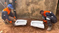 Burkina Faso: abantu bariha amahera make mu kwitabaza izi WC.