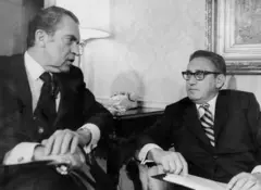 Richard Nixon fala com seu Conselheiro de Segurança Nacional, Henry Kissinger