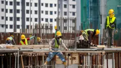 मलेशियाको राजधानी क्वालालम्पुरस्थित निर्माण क्षेत्रमा कार्यरत कामदारहरू 