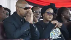 Bona Mugabe (ibumoso) n'umugabo we mu muhango wo gushyingura se mu 2019