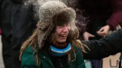 Una joven llora tras conocerse la muerte de Alex Pretti.