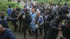 Kylian Mbappé akikijwe n'abashinzwe umutekano bo muri Cameroun, abo mu muryango we n'abakunzi be 