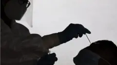 कोभिड परीक्षण गर्न नमुना सङ्कलन गरिँदै