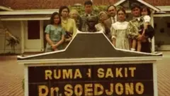 Sardjono Danarbi dan keluarga berpose di depan rumah sakit yang dinamai dengan nama almarhum ayahnya.