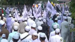 বাংলাদেশে মাজার ও বাউলদের বিরুদ্ধে একটি গোষ্ঠীকে সক্রিয় দেখা যাচ্ছে। (ছবিটি ভিন্ন কর্মসূচি থেকে নেয়া)