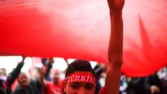 Türk bayrağı tutan bir kadın