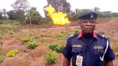 Ọnụ na-ekwuchitere NSCDC bụ Denny Iwuchukwu na-egosi ebe ọkụ a na-agba