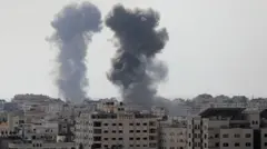 Fumaça em prédios da cidade de Gaza, em 30 de outubro de 2023
