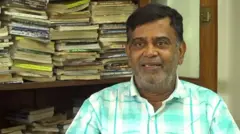 வீடு வீடாக சென்று புத்தகம் வழங்கும் நூலகர்