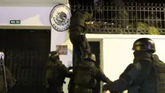 Polícia equatoriana invade embaixada mexicana