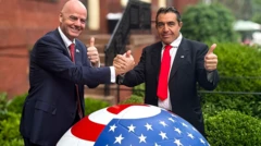 İki erkek ABD bayrağı renklerindeki dev topun önünde el sıkışıyor. Biri kel, diğeri saçlı.