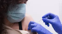 Volontaire recevant un vaccin contre le coronavirus chinois en Turquie.