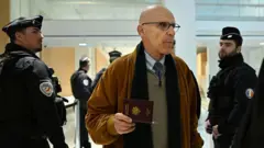 Christian Herrault, ex-vice-diretor de operações da Lafarge, chegando ao tribunal de Paris no dia do veredito