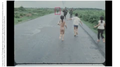 Imagens de vídeo mostrando uma figura borrada, que se acredita ser Ut, a alguma distância, logo após a foto ter sido tirada.