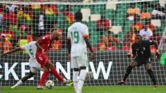 Emilio Nsue, le buteur de la Guinée équatoriale, face au gardien de but ivoirien