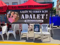Üzerinde "Lalin ve Ceren için Adalet!" yazan bir pankartın fotoğrafı.