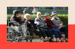Grupo de ancianos sentados un día de sol en el parque