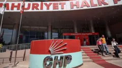CHP Genel Merkezi girişinde bazı insanlar merdivenden iniyor