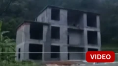 நொடிப்பொழுதில் ஆற்றில் இடிந்து விழுந்த 5 மாடி கட்டடம்