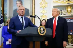 Robert F. Kennedy Jr. habla desde un podio en el Despacho Oval bajo la mirada atenta del presidente Trump.