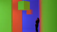 Un visitante toma una foto a una obra de Carlos Cruz-Diez llamada 'Cromosaturación'