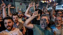 Исламистские протестующие выкрикивают лозунги против карикатуристов