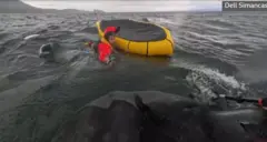 Aworan ọkunrin naa lori okun.