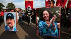 Una marcha encabezada con fotos de Ortega y Murillo.