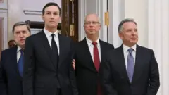 Зліва направо: Юрій Ушаков, зять Трампа Джаред Кушнер, Кирило Дмітрієв та Стів Віткофф в темних костюмах