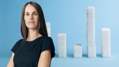 Jornalista com pilhas de açúcar no fundo.