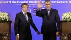 محمد اسلامی رئیس سازمان انرژی اتمی ایران و رافائل گروسی مدیرکل آژانس پس از دیدار دوجانبه در اصفهان کنفرانس خبری مشترک برگزار کردند