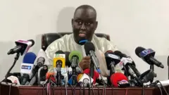 Aliou Sall tenant une conférence de presse à Dakar en juin 2019.