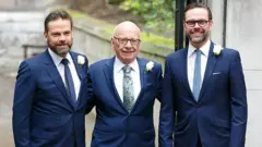 Rupert Murdoch con sus hijos Lachlan (izq.) y James.