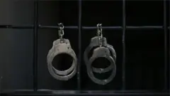 ہتھکڑیاں