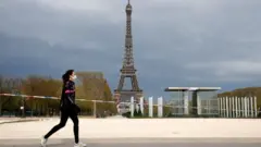 Mulher corre em frente a torre Eiffel