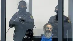 Талеб аль-Абдулмохсен сидит на скамье подсудимых в первый день суда по делу об убийстве во время нападения на рождественской ярмарке в Магдебурге в 2024 году.