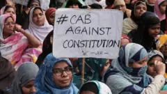 অন্যান্য সংগঠনের পাশাপাশি নাগরিকত্ব সংশোধনী বিলের বিরুদ্ধে বিক্ষোভ করে আসছে বাংলাভাষী মুসলিম সংগঠনগুলোও