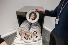 Um prato com o rosto de Marine Le Pen, da obra White Washing, do artista Eugenio Merino, apresentada pela ADN Galeria, na Espanha. A instalação consiste em uma máquina de lavar louças programada para carga máxima, com 17 pratos com os rostos impressos de alguns dos principais representantes da direita global, entre eles Donald Trump, Elon Musk, Giorgia Meloni, Javier Milei, Marine Le Pen, Jair Bolsonaro, Nigel Farage e Santiago Abascal