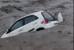 કાર પાણીમાં