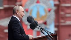 Первый день перемирия: в Москве прошел парад без техники; Россия и Украина сообщили об обстрелах
