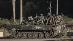 Зирҳли техника устидаги Украин аскарлари