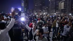 ሰልፈኛታት ተቓውሞ ኣብ ኣደባባይ ታሕሪር ካይሮ