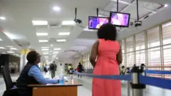 ከኡጋንዳ የሚመጡ ተጓዦችን ማጣሪያ