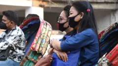করোনাভাইরাস আতংকের মধ্যে ঢাকায় কয়েকজন মুখোশ পরা রিকশাযাত্রী