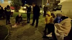 Balıkesir'de deprem sonrası sokağa çıkan vatandaşlar