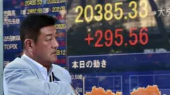 Dívida pública do Japão chega a 266% de seu PIB. Mesmo assim, investidores ainda estão interessados ​​em emprestar dinheiro ao país. Mas como e por quê?